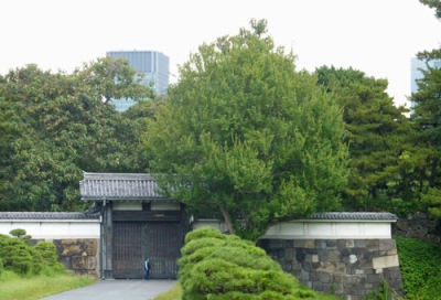 写真： 木々に囲まれた半蔵門＝東京都千代田区