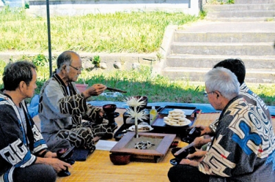 写真：カムイノミで先祖に思いを伝える出席者