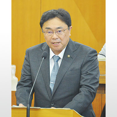 写真：市議会本会議で所信表明を行う小笠原市長