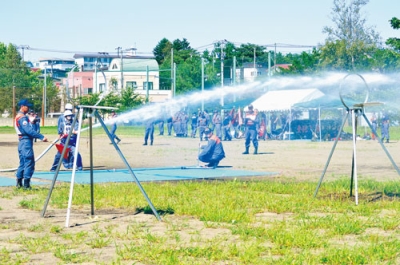 写真：訓練の成果を披露しようと放水を行う団員