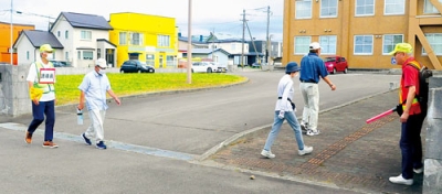 写真：避難所へ向かう地域住民ら