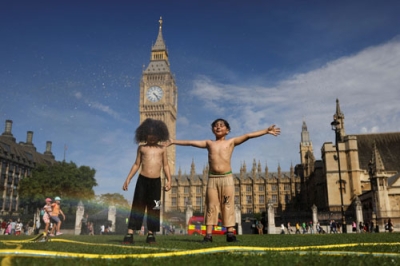 写真：ロンドンの広場で遊ぶ子ども＝８月（ロイター＝共同）