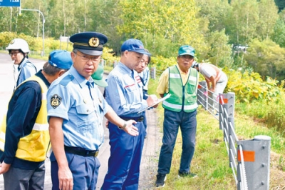 写真：バイク死亡事故現場で現場診断を行う関係者