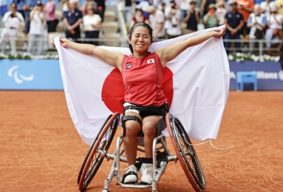 写真：パリ・パラリンピックの車いすテニス女子シングルスで金メダルを獲得した上地結衣＝６日、パリ（共同）