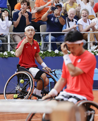 写真：男子ダブルス決勝で敗れ、銀メダルを獲得した小田凱人（左）、三木拓也組＝パリ（共同）