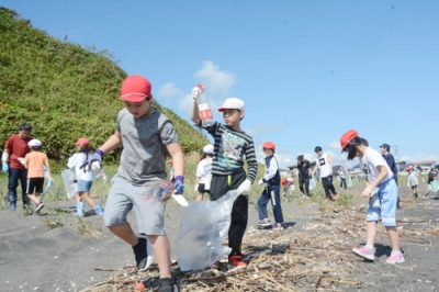 写真：アヨロ海岸でごみを拾う虎杖小の児童