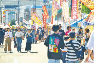 写真：道道を歩行者天国にして大勢の人でにぎわう幌別地区手づくり祭り＝７日午後０時４０分、登別市中央町