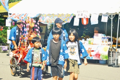 写真：刈田神社を訪れた町会の子どみこし＝７日