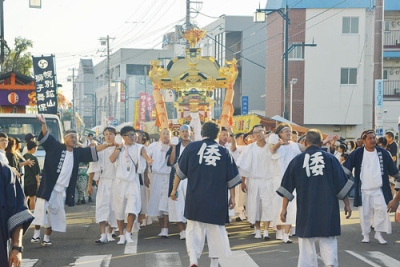 写真：露店街を威勢よく練り歩く刈田神社の本みこし８日午後４時５０分、登別市中央町