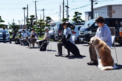 写真：嘱託書の交付を受けた警察犬と指導手ら