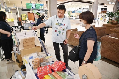 写真：沖縄でプロモーションを行う市観光課の大久保課長（提供写真）