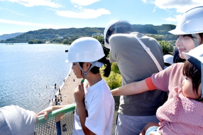 写真：地上１２メートルから洞爺湖を見下ろす親子ら