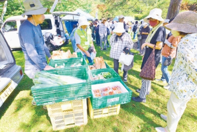 写真：伊達野菜の軽トラ市などが人気を集めた「ライフサポート祭りＩＮかめだ２０２４」