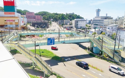 写真：階段入れ替えなどの工事が始まる千歳横断歩道橋