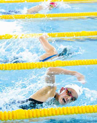 写真：水しぶきを上げながら懸命に泳ぐ女子選手たち