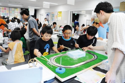 写真：科学の不思議に驚きながら学ぶ子どもたち