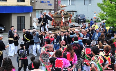 写真：本輪西八幡神社本祭でのみこし渡御＝２０１９年