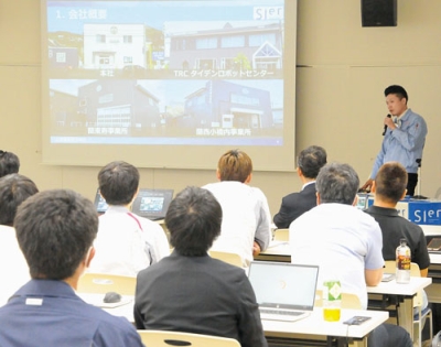 写真：太平電気の取り組み状況を紹介する石川さん（右奥）