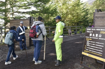 写真：富士山５合目に設置されたゲートを通過する登山者＝１０日、山梨県