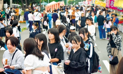 写真：大勢の祭り客でにぎわう境内