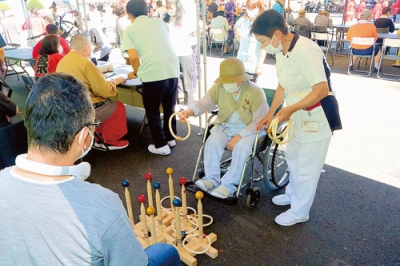 写真：縁日を楽しむ利用者ら