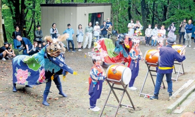 写真：香川八幡神社例大祭で奉納された御供獅子舞