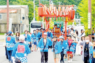 写真：室蘭・港北町内を練り歩く子どもみこし