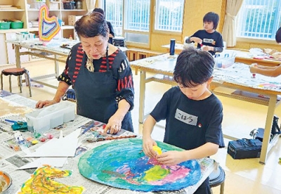 写真：石井さんの指導を受け作品作りを楽しむ洞爺湖温泉小児童（提供写真）