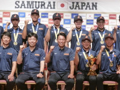 写真：野球のＵ―１５Ｗ杯で初優勝し、記者会見でポーズをとる井端監督（前列中央）と選手ら＝８月、千葉県成田市