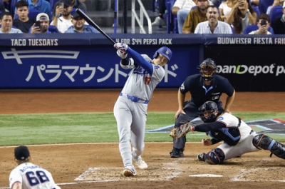 写真：マーリンズ戦の３回、４８号２ランを放つドジャース・大谷。メジャー通算２１９本塁打とし、アジア選手単独最多となった＝マイアミ（共同）