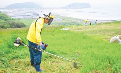 写真：「憩いの場に」と今年の春も草刈り奉仕を行った