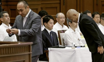 写真：兵庫県議会で行われた自身への不信任決議案の採決を待つ斎藤元彦知事（中央）。全会一致で可決された＝１９日午後