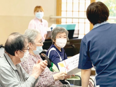 写真：長寿を祝った敬老会（提供写真）