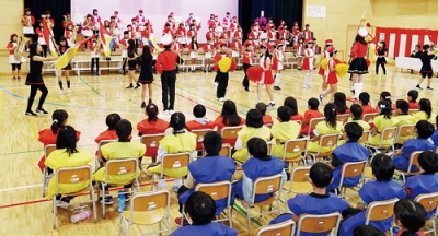 写真：鼓笛隊による演奏などで祝福した伊達小の創立１５０周年記念式典