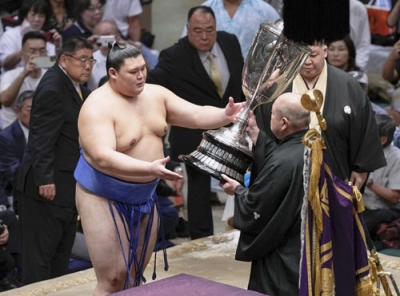 写真：大相撲秋場所で２場所ぶり２度目の優勝を果たし、日本相撲協会の八角理事長（右）から賜杯を受け取る大の里＝２２日、東京・両国国技館