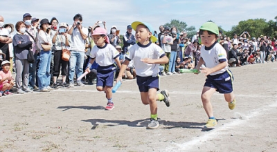 写真：仲間や保護者らの声援を受けながら全力で走る園児