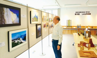 写真：退職校長たちが制作した陶器や写真が並ぶ「しゅみ・作品展」