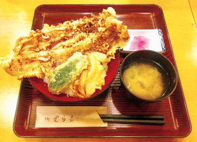 写真：ボリューム満点の穴子天丼