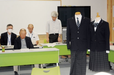 写真：白蘭学園での制服やジャージーについて報告があった白鳥台地区義務教育学校推進協