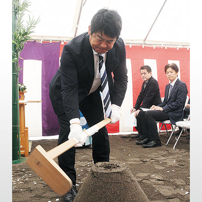 写真：地鎮祭でくわ入れを行う日鉄興和不動産の鈴木地域創生部長