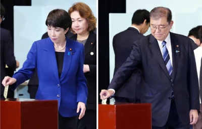 写真：自民党総裁選で１回目の投票をする高市早苗氏（左）と石破茂氏。２氏の決選投票となった＝２７日午後、東京・永田町の党本部