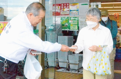 写真：啓発品を手渡す協議会メンバー