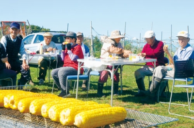 写真：利用者同士で今季の収穫などを振り返った交流会