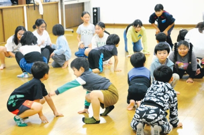 写真：生き物になりきる「進化じゃんけん」を楽しむ子どもたち