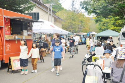 写真：大勢の人でにぎわうカルルス温泉の露店街