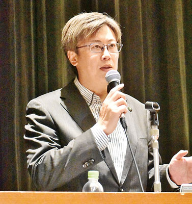 写真：就任２年目を迎え、市政の取り組み状況について語る堀井市長