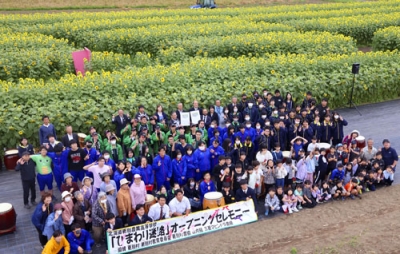 写真：更別村の更別農業高校が校内の畑にヒマワリを植えて作った迷路（後方）