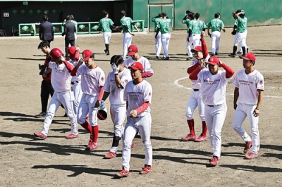 写真：日本選手権道地区予選代表決定戦の初戦で敗れ、肩を落としベンチに引き上げるシャークスナイン