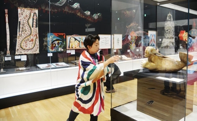 写真：３００点以上の資料が展示されているアイヌ民族博物館の特別展示