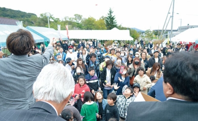 写真：技能祭オープニングで行われた餅まき